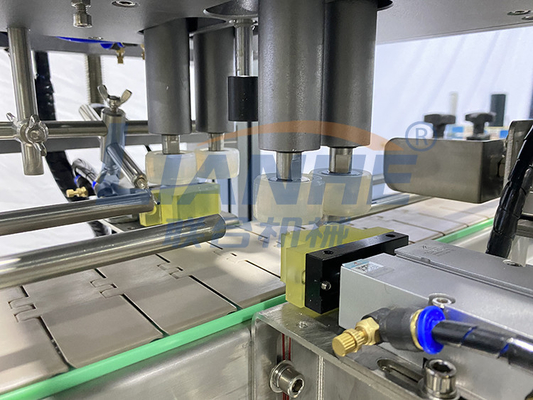 250ml de Zuiger van de flessen Vloeibare Vullende Machine Automatische Vullende het Afdekken Etiketteringslijn